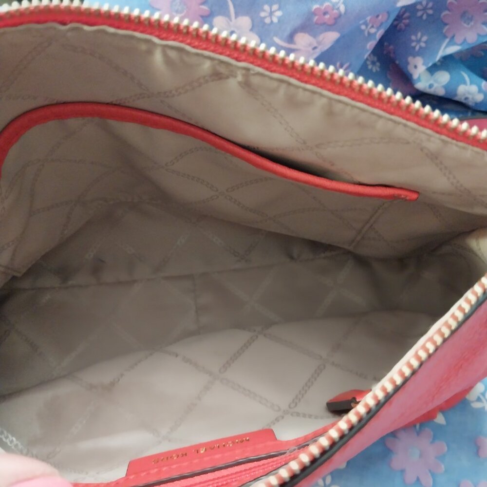 3468 Michael Kors Shoulder bag, 11.5" X 9" X 4". - Picture 7 of 13